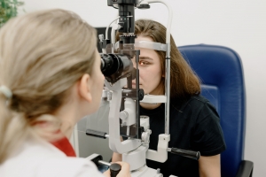 Unlocking Clear Eyesight: Exploring Refractive Lens Exchange Surgery in Raipur